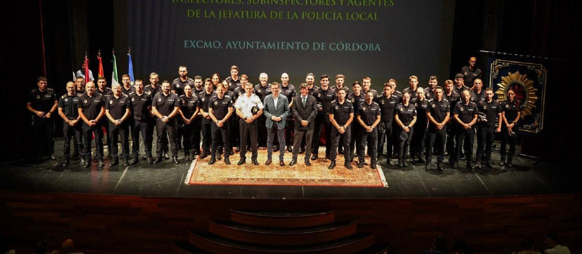 El alcalde, con los nuevos agentes, subinspectores e inspectores de la Policía Local de Córdoba