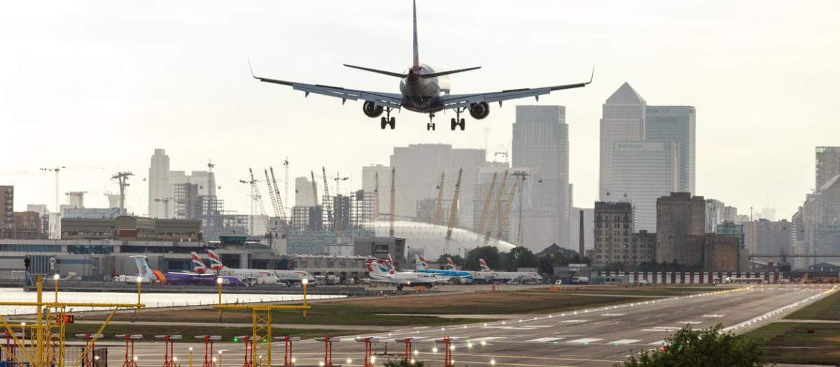 El City Airport de Londres está cerca del distrito financiero Canary Wharf