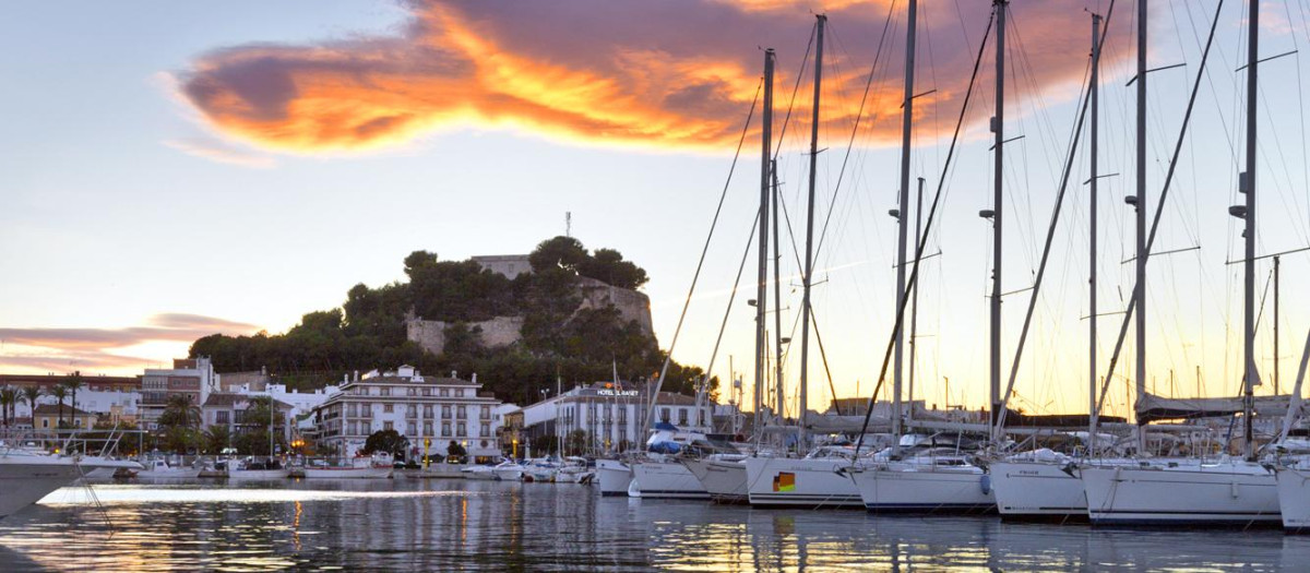 Imagen de un atardecer en el puerto de Denia, Alicante