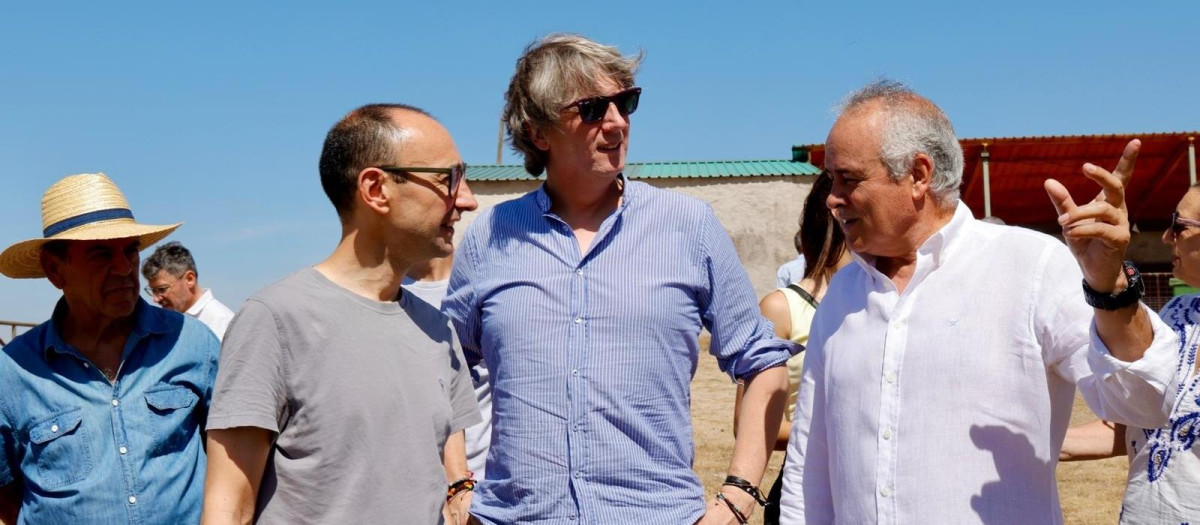 El secretario general del Partido Socialista de Castilla y León, Carlos Martínez, visita una explotación ganadera en El Cubo de Don Sancho (Salamanca)