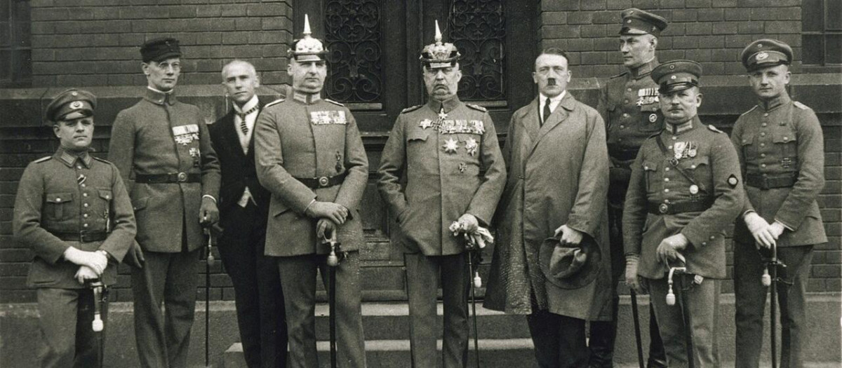 Adolf Hitler con miembros de las SA y otros