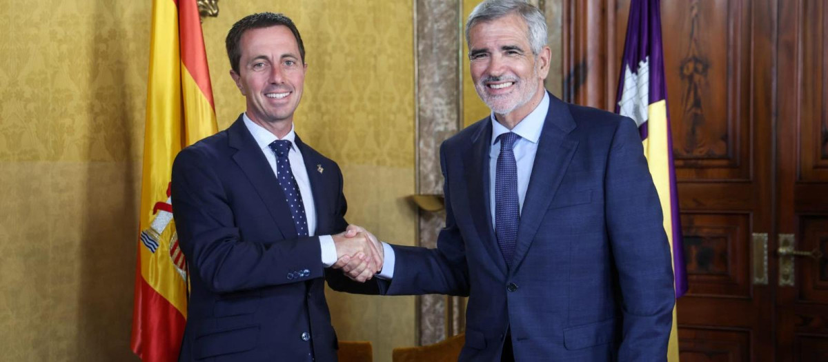 El presidente del Consell de Mallorca, Llorenç Galmés, junto al presidente de Baleària, Adolfo Utor.