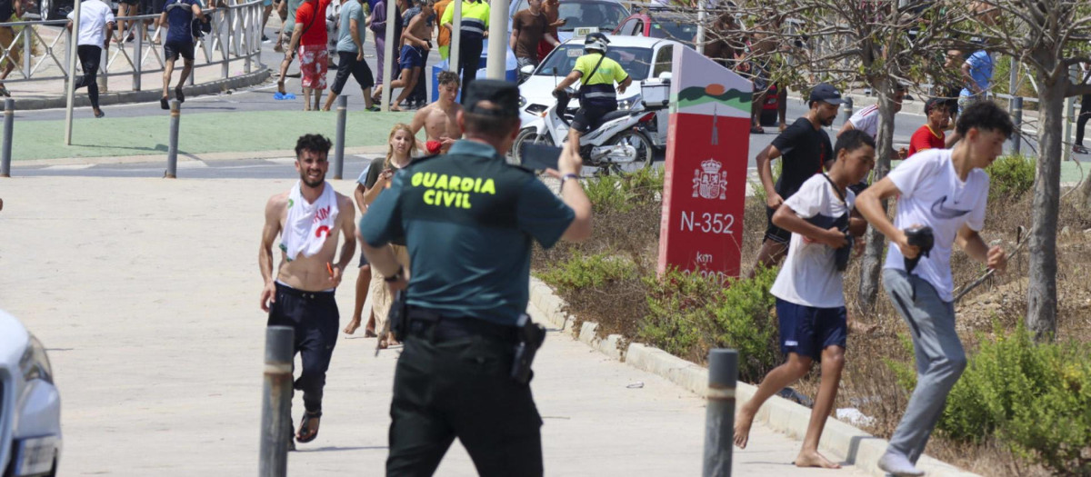 Un agente de la Guardia Civil, frente a la avalancha de Ceuta