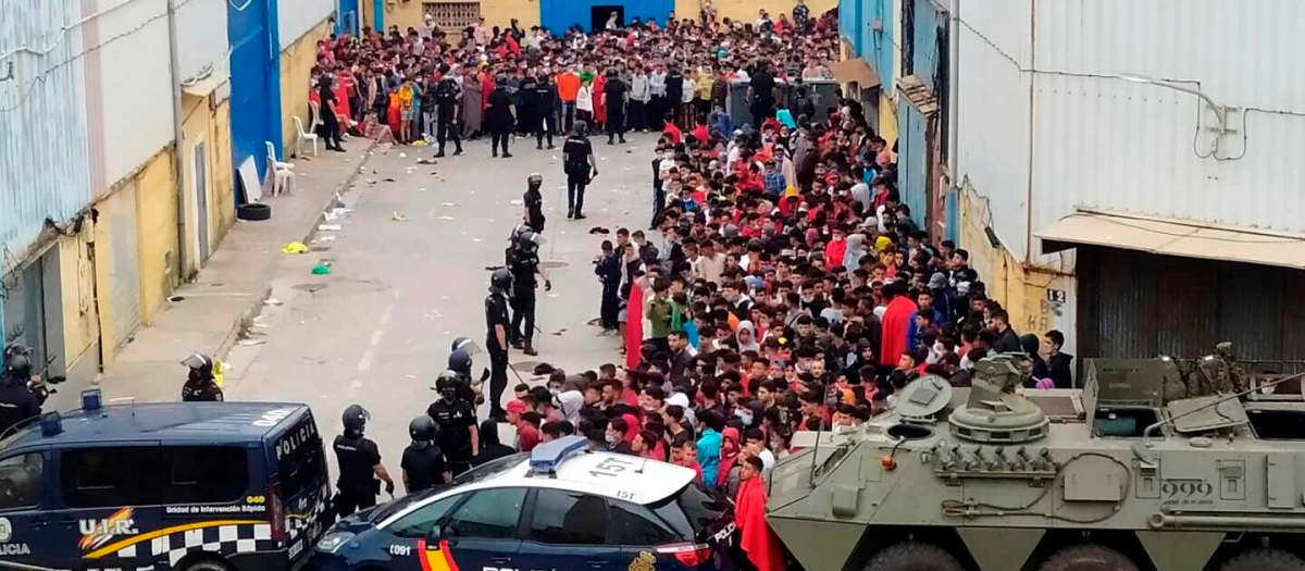 La policía Nacional y el Ejército de Tierra vigila a cientos de inmigrantes tras su llegada a Ceuta