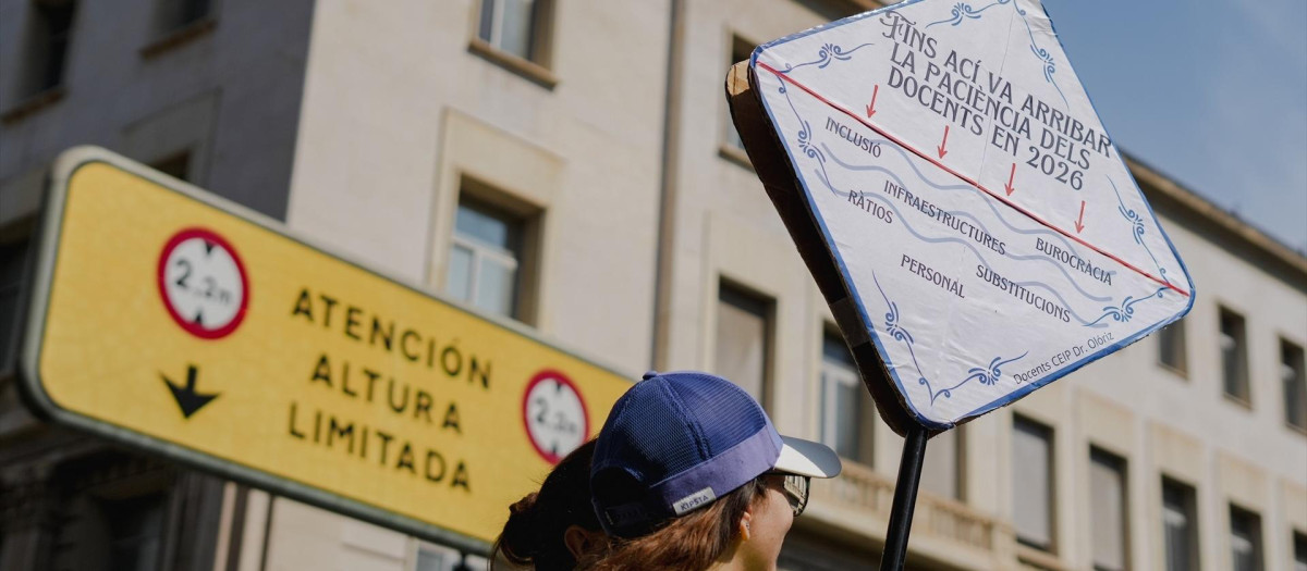 Imagen de archivo de varias personas durante la celebración de la manifestación de docentes no universitarios en Valencia