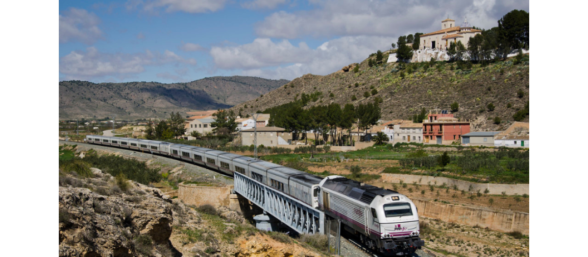 Talgo a su paso por Tobarra sin parada por el cierre de la estación en 1995