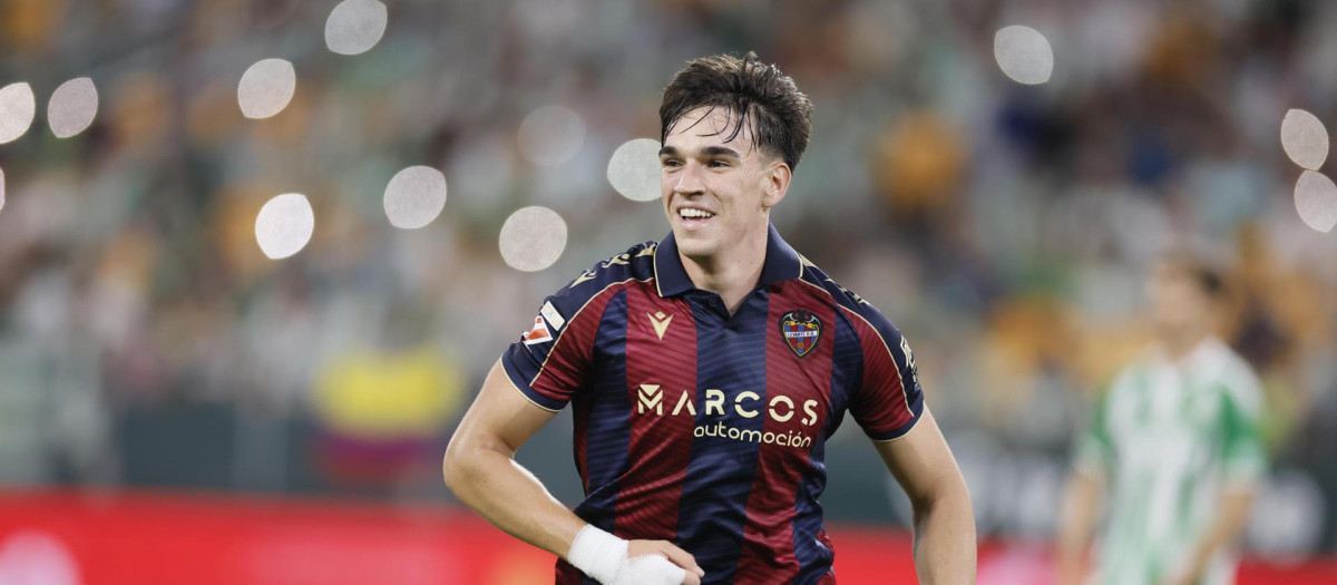 Carlos Espí celebra un gol marcado con el Levante durante la temporada 2025/2026
