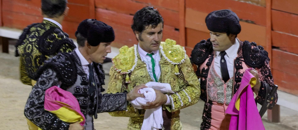 El diestro Morante de la Puebla se retira a la enfermería tras sufrir una cogida