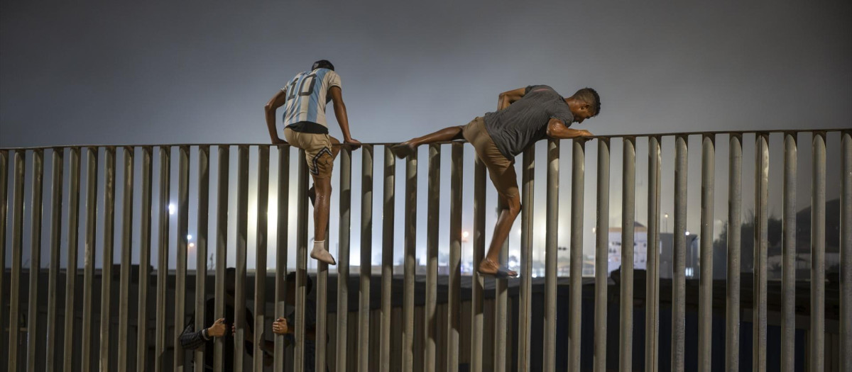 Varios migrantes saltan la valla que hace de frontera entre Ceuta y Marruecos, a 31 de julio de 2026.