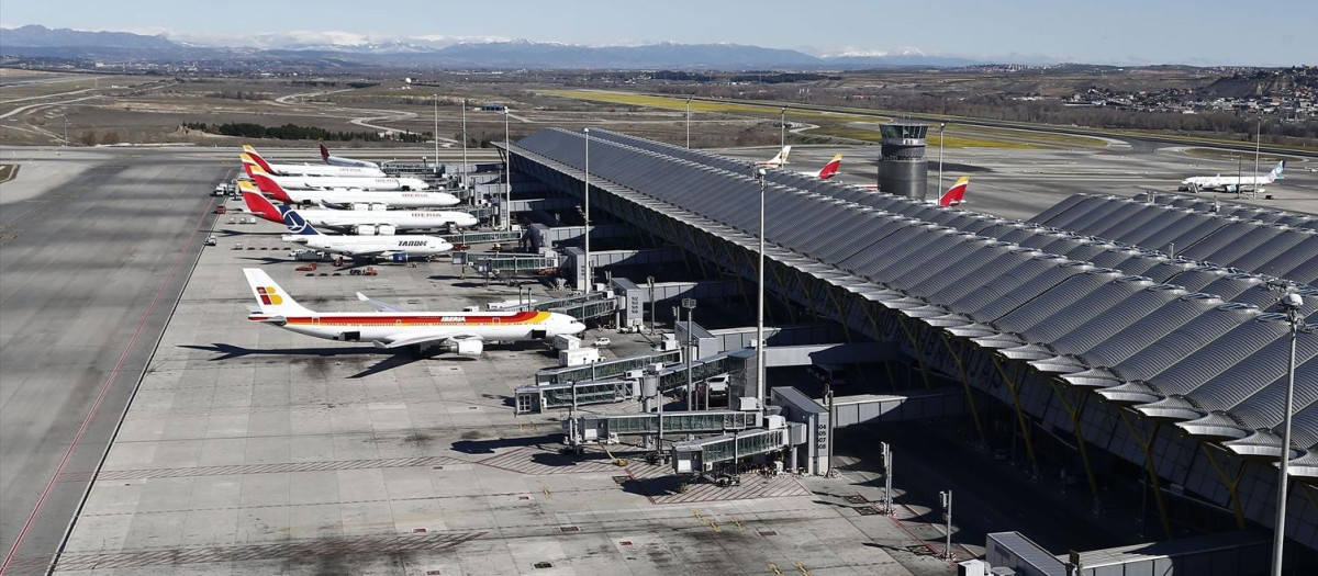 Aviones apostados en el aeropuerto de Barajas.