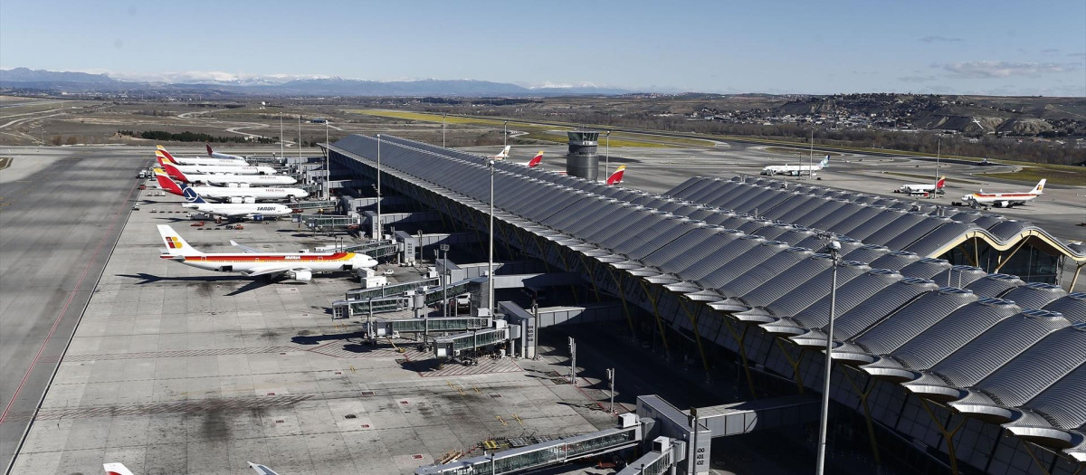 Aviones apostados en el aeropuerto de Barajas.
