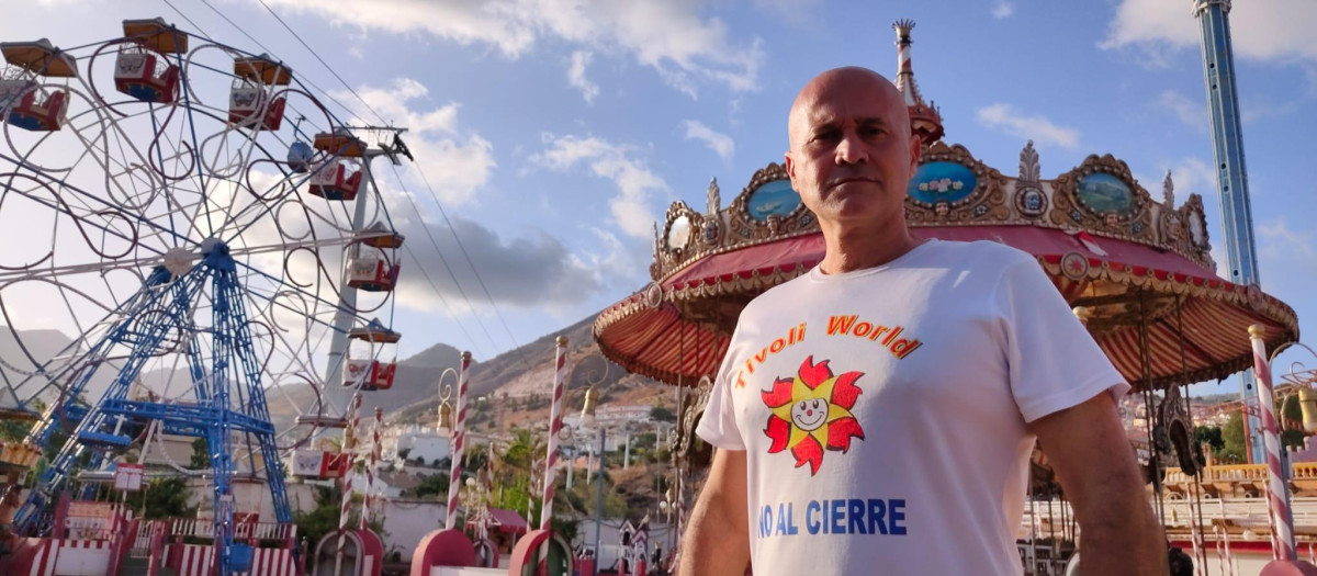 Juan Carmona, el extrabajador de Tivoli, con una camiseta reivindicativa, en el viejo parque de atracciones