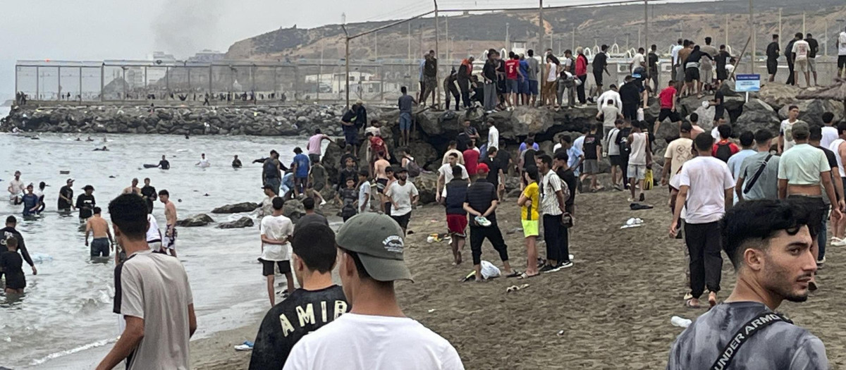 Grupos de inmigrantes empiezan a volver a su país por la frontera del Tarajal en Ceuta este viernes