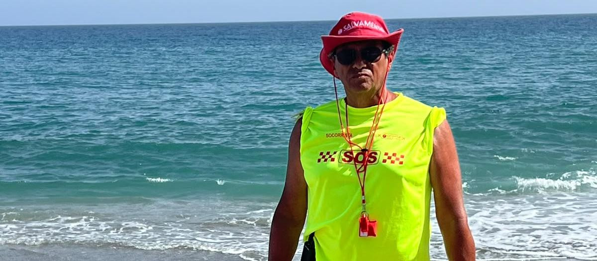 Guillermo, a sus 71 años, es todo un atleta y sigue al pie de la vigilancia en las playas de Torrox (Málaga)