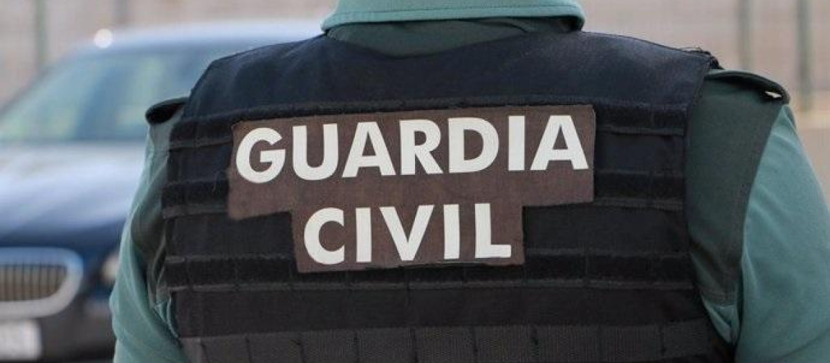Un agente de la guardia civil de espaldas

REMITIDA / HANDOUT por GUARDIA CIVIL
Fotografía remitida a medios de comunicación exclusivamente para ilustrar la noticia a la que hace referencia la imagen, y citando la procedencia de la imagen en la firma
19/5/2025