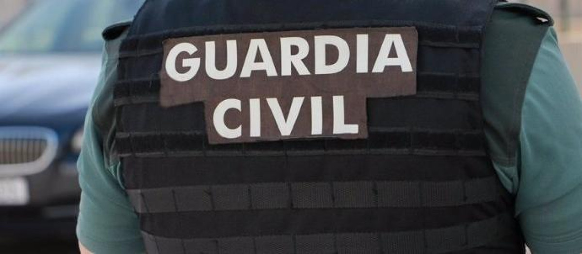 Un agente de la guardia civil de espaldas

REMITIDA / HANDOUT por GUARDIA CIVIL
Fotografía remitida a medios de comunicación exclusivamente para ilustrar la noticia a la que hace referencia la imagen, y citando la procedencia de la imagen en la firma
19/5/2025