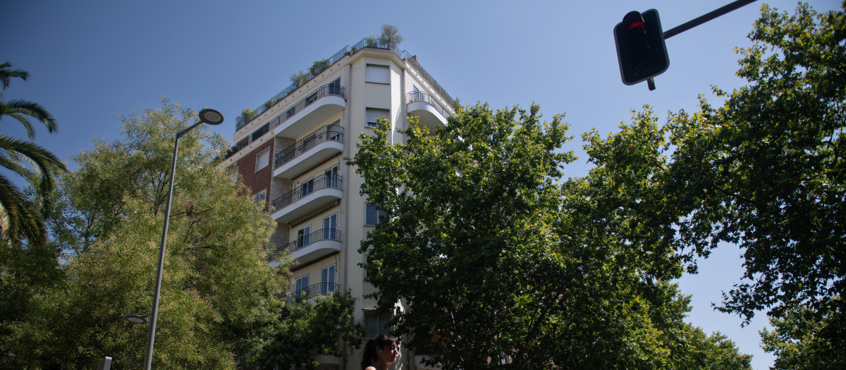 Fachada del ático en el barrio de Chamberí adquirido por la Comunidad de Madrid