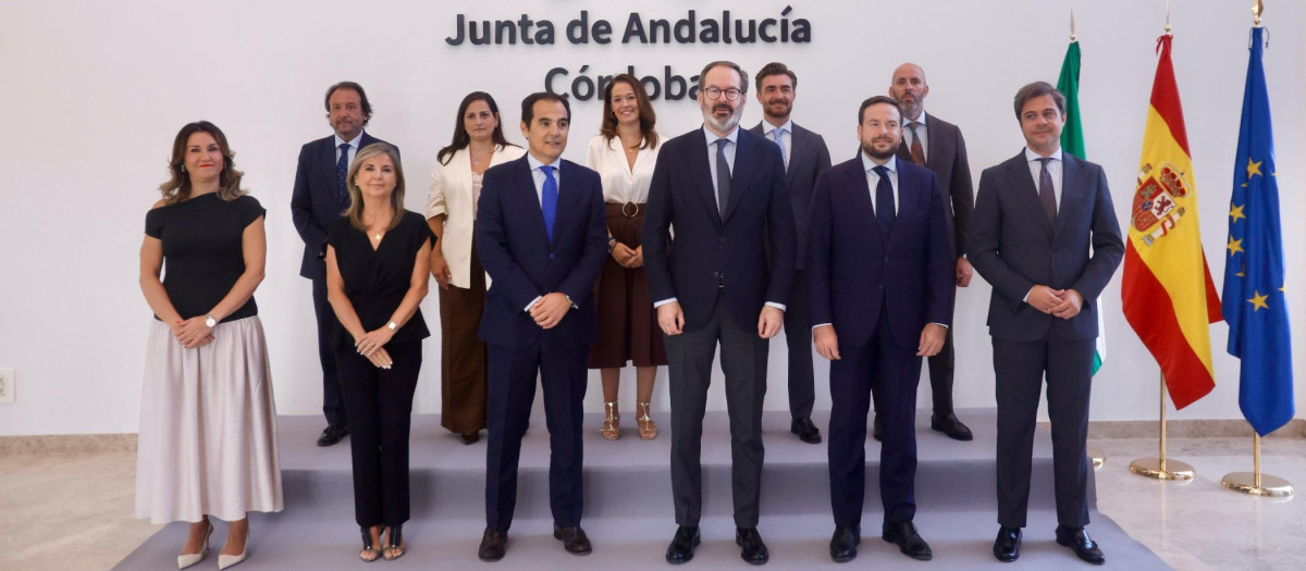 El consejero José Antonio Nieto y el delegado del Gobierno, Adolfo Molina, con el resto de delegados territoriales