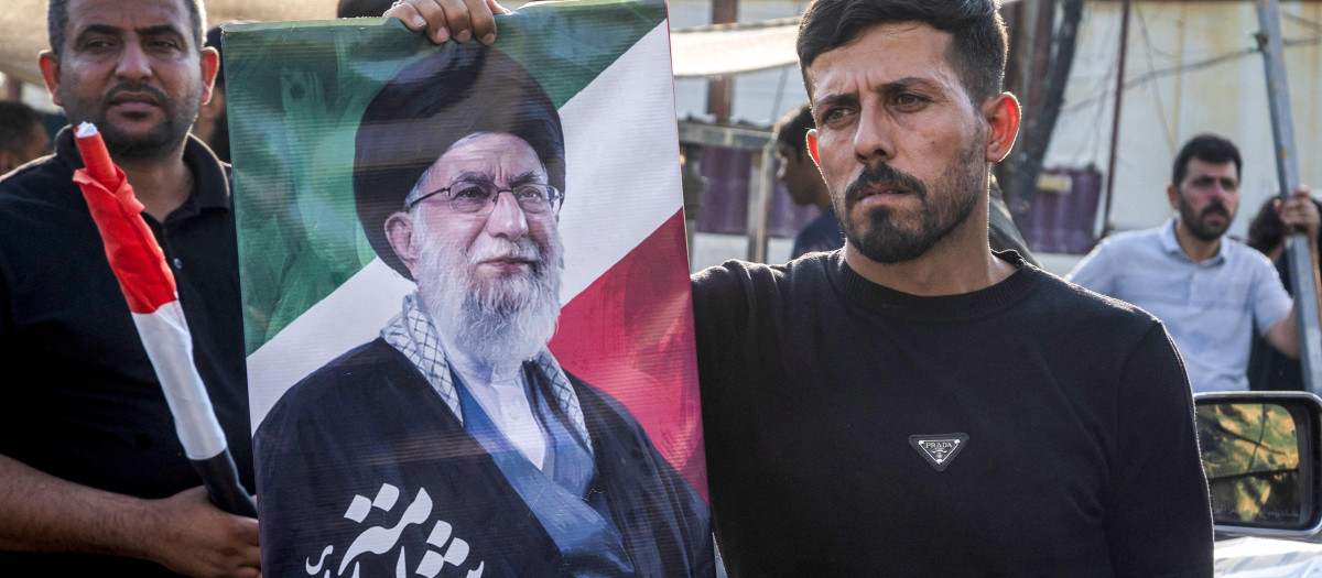 Un partidario del régimen de Irán sostiene una imagen del líder ayatolá Alí Jamaneí