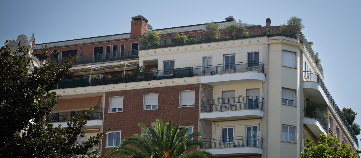 Fachada del ático en el barrio de Chamberí adquirido por la Comunidad de Madrid