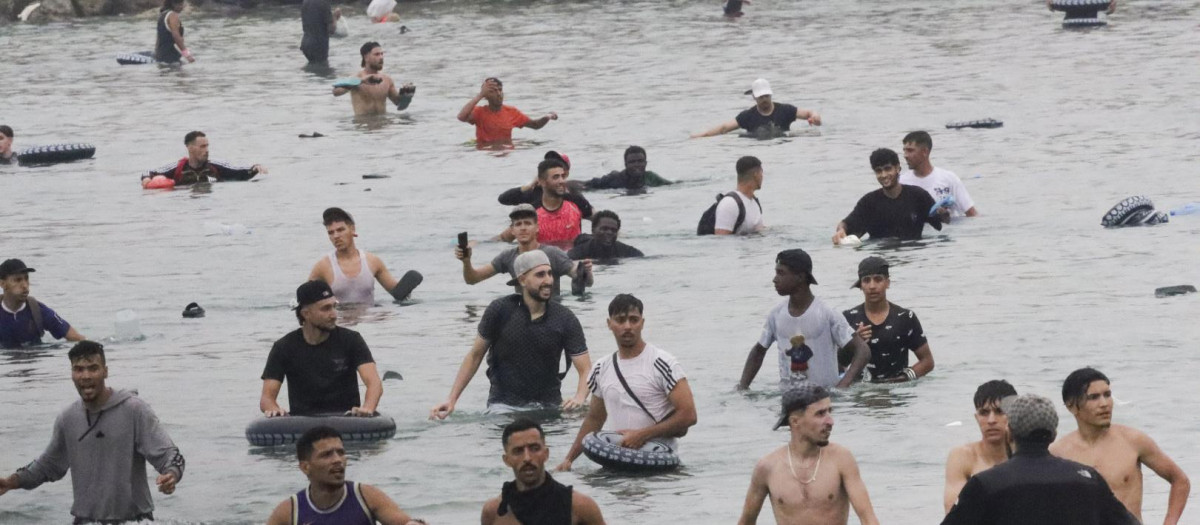 Inmigrantes durante el asalto a la ciudad de Ceuta
