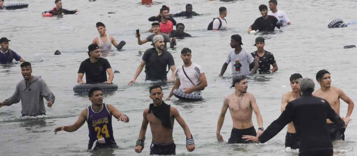 Inmigrantes durante el asalto a la ciudad de Ceuta