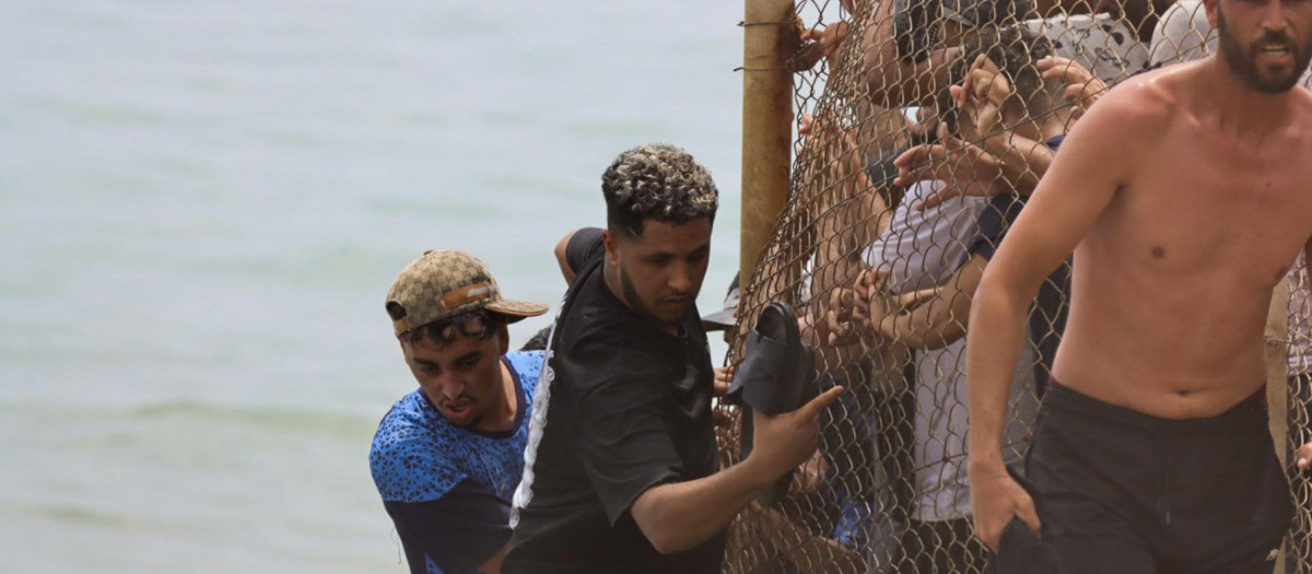 Miles de jóvenes marroquíes cruzan la valla de Ceuta.
