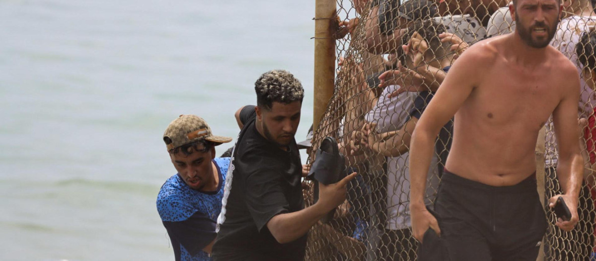 Miles de jóvenes marroquíes cruzan la valla de Ceuta.