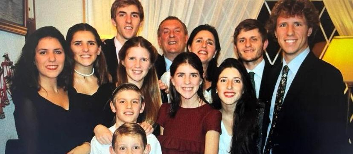 Leo Abadía junto a su mujer e hijos