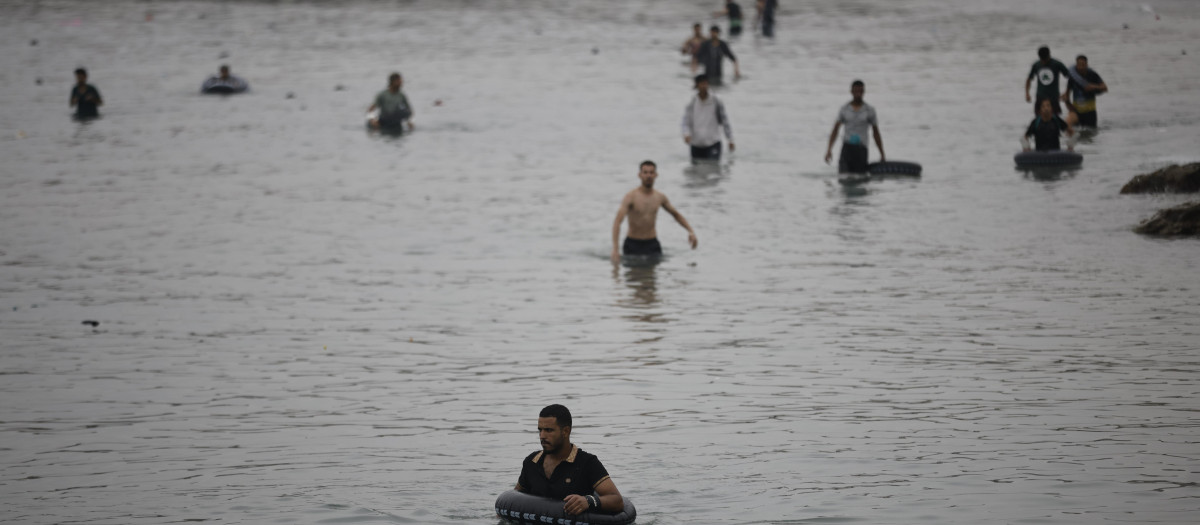 Varios migrantes intentan cruzar a nado la frontera, a 31 de julio de 2026, en Ceuta (España).  La ciudad autónoma de Ceuta ha amanecido con numerosas personas que seguían entrando desde Marruecos a primera hora de esta mañana después de una madrugada en la que la afluencia por la zona fronteriza no ha cesado. Miles de inmigrantes han accedido desde hoy a la ciudad autónoma a nado y también a pie bordeando el espigón que separa de Marruecos la ciudad autónoma. Fuentes policiales precisan que son más de 20.000 las personas que habrían entrado a España.

Jesús Torres / Europa Press
31/7/2026