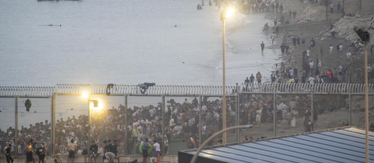 El paso fronterizo del Tarajal colapsado por inmigrantes marroquíes durante el asalto a Ceuta