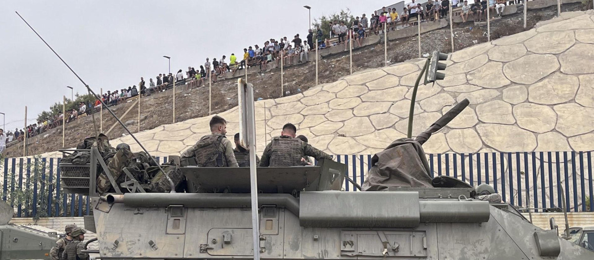 Un blindado del Ejército, desplegado en la frontera del Tarajal en Ceuta