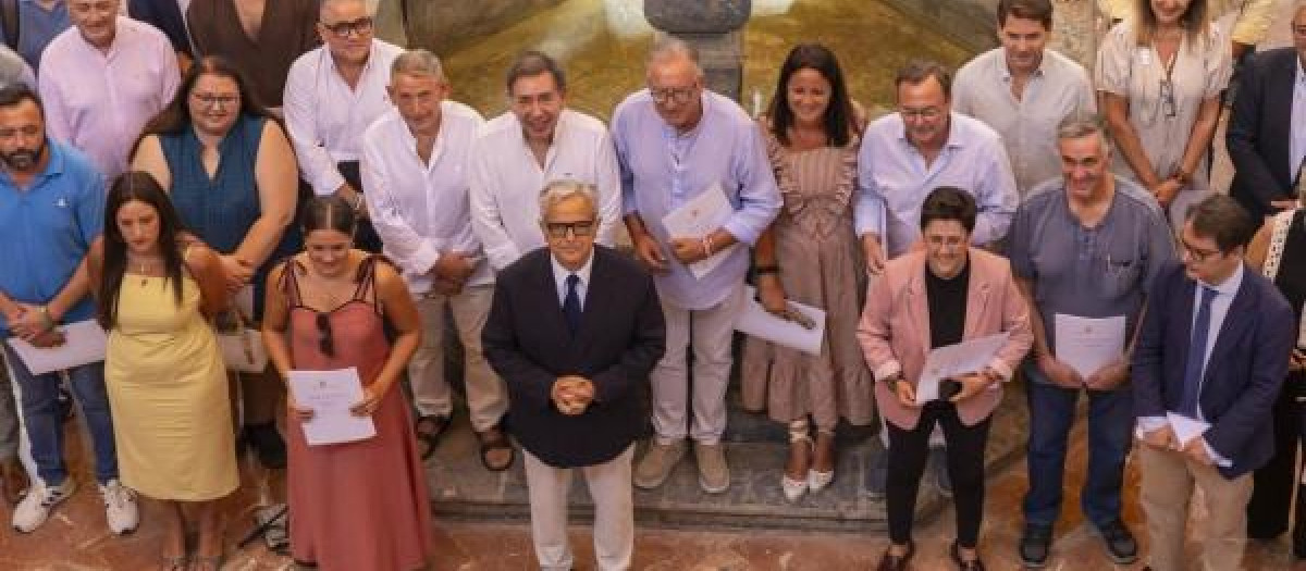 Salvador Fuentes, con algunos de los alcaldes firmantes de los convenios