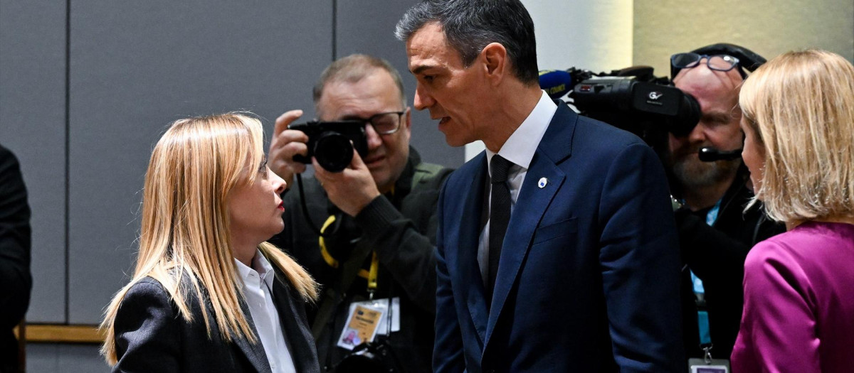 La primera ministra italiana, Giorgia Meloni (izq.), conversa con el presidente Pedro Sánchez durante la cumbre extraordinaria de la UE en Bruselas