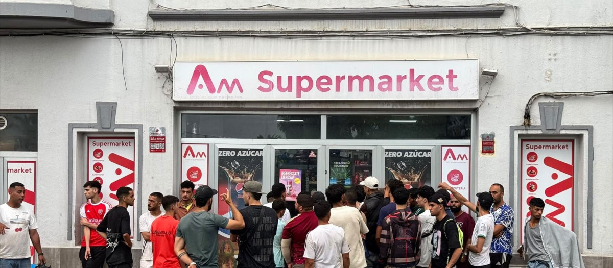 Largas colas de migrantes a la entrada de supermercados en Ceuta