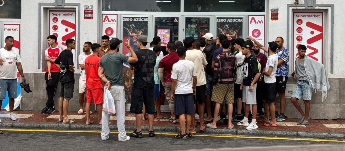 Largas colas de migrantes a la entrada de supermercados en Ceuta
