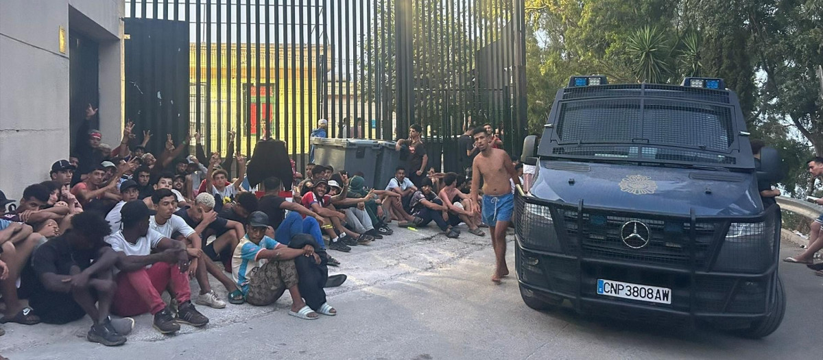 La Policía Nacional a las puertas del CETI con decenas de migrantes