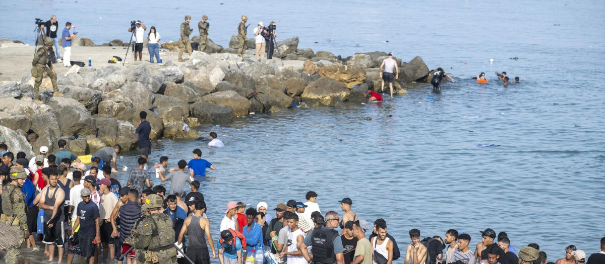 Decenas de inmigrantes intentan cruzar a España desde Marruecos