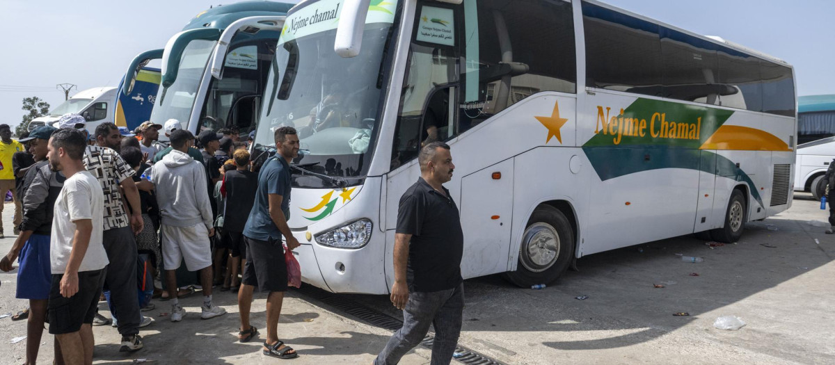 Imagen de uno de los autobuses ubicados en Fnideq (Marruecos) que están moviendo a los inmigrantes ilegales de vuelta a sus casas