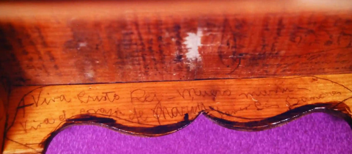 "Viva Cristo Rey. Muero mártir", se lee en este taburete de un piano