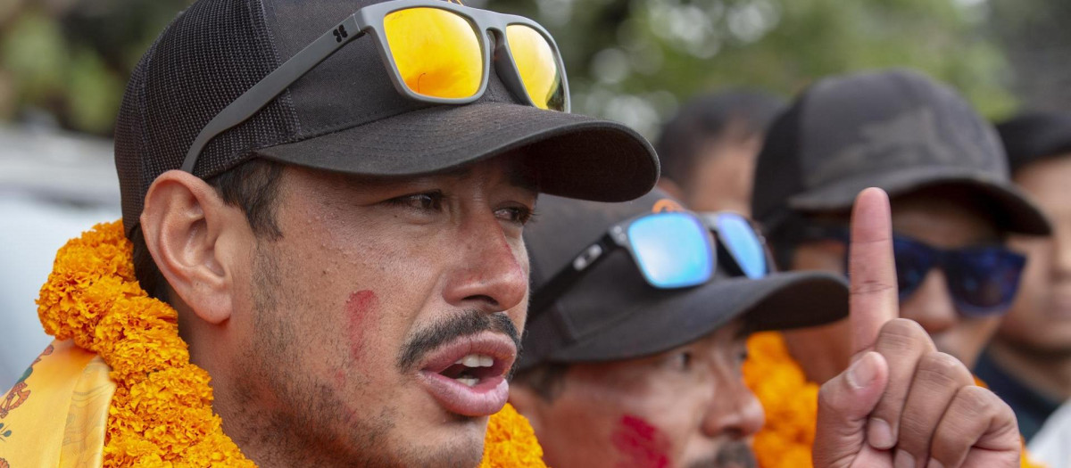El alpinista nepalí Nirmal Purja habla a su llegada al Aeropuerto Internacional Tribhuvan de Katmandú, Nepal