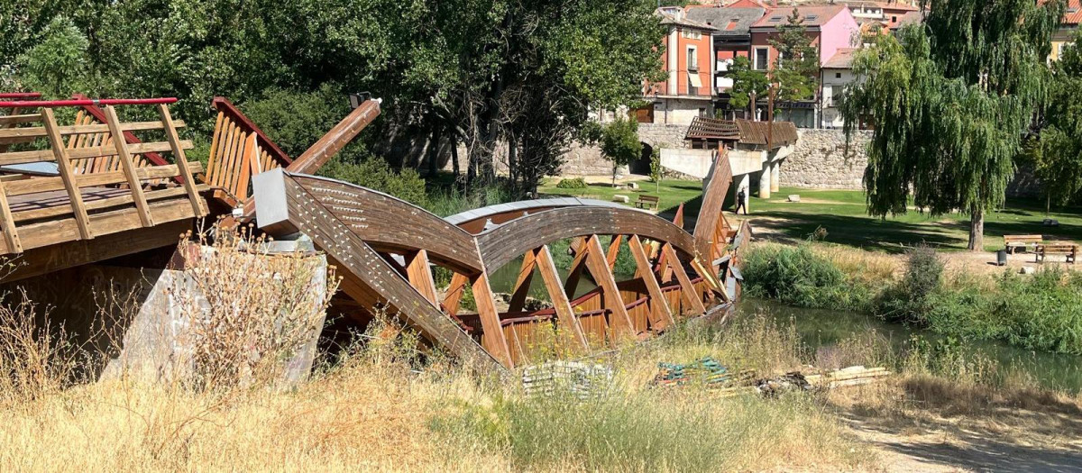 Derrumbe del puente de madera sobre el río Duratón, en Peñafiel (Valladolid)