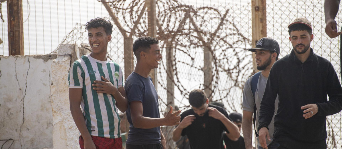 Un grupo de inmigrantes ilegales que traspasaron la frontera con Ceuta