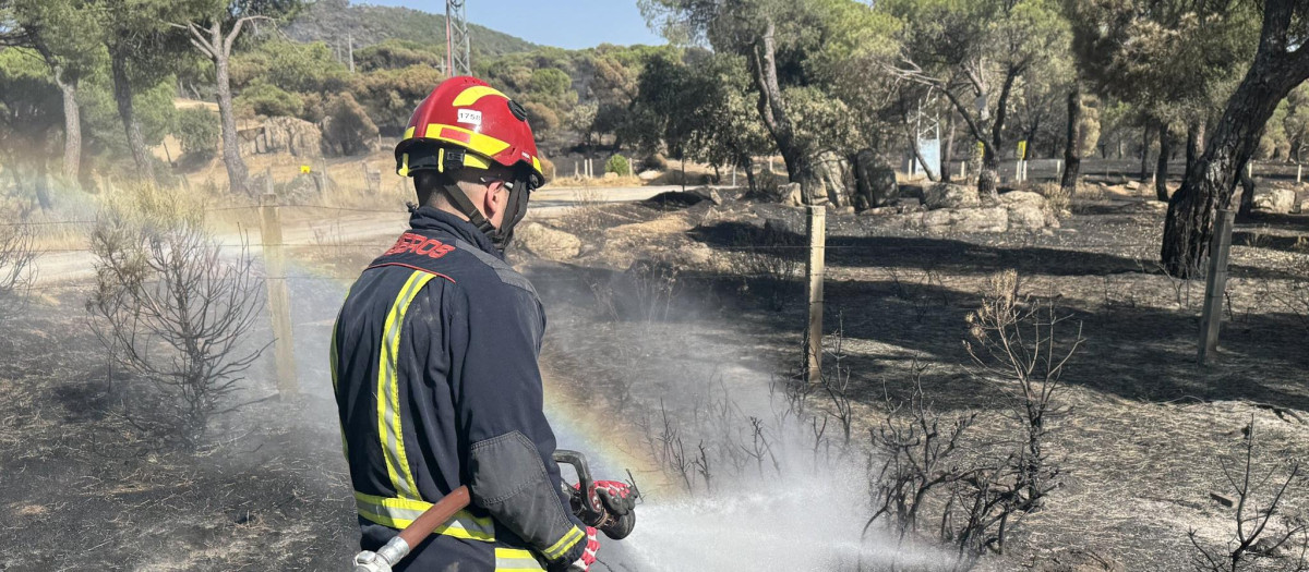 Un bombero trabaja en el incendio forestal de la Sierra Oeste de Madrid