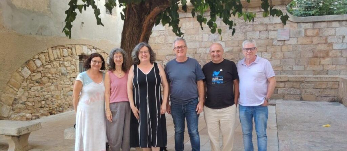 Imagen de los representantes de Acció Cultural del País Valencià con el vicepresidente de la Asociación de Municipio por la Independencia.
