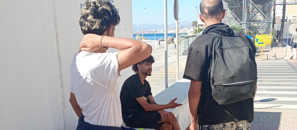 Mehdi, Mohamed y Ahmed, tres jóvenes marroquies que aún permanecen en Ceuta desde que cruzaran la frontera el pasado jueves
