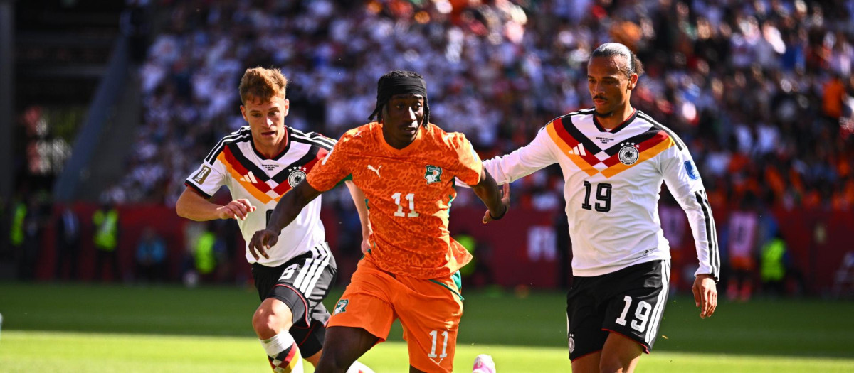 20 June 2026, Canada, Toronto: Soccer, Men's, 2026 World Cup, Germany vs. Ivory Coast, First Round, Group E, Matchday 2, Toronto Stadium, Yan Diomande (M, Ivory Coast) battles for the ball with Joshua Kimmich (Germany) and Leroy Sané (Germany). PLEASE NOTE: In accordance with FIFA regulations, these images may be used exclusively for editorial purposes. Commercial use is prohibited. Furthermore, no video-like sequences may be created, and no alterations may be made to the image, either in the foreground or the background. Photo: Tom Weller/dpa *** Local Caption *** .
