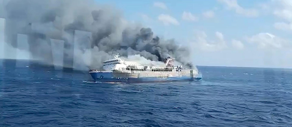 Captura de vídeo de la guardia costera de Indonesia que muestra el incendio del ferry