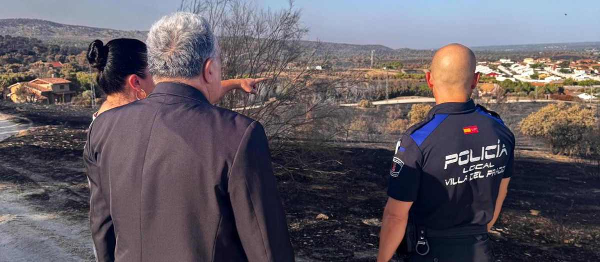 Monseñor Ginés García Beltrán, con la alcaldesa y un agente