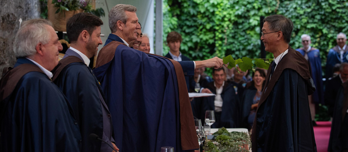 El presidente de la Xunta, Alfonso Rueda, en el Capítulo Serenísimo de la LXXIV Festa do Albariño, en Cambados

REMITIDA / HANDOUT por ADRIAN IRAGO
Fotografía remitida a medios de comunicación exclusivamente para ilustrar la noticia a la que hace referencia la imagen, y citando la procedencia de la imagen en la firma
02/8/2026
